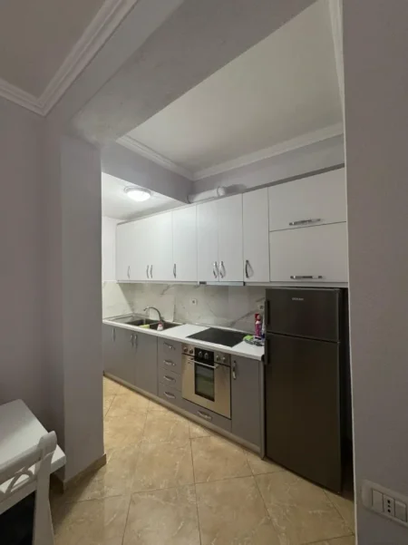 Tirane, jepet me qera apartament 1+1 Kati 1, 60 m² 400 € (PRANE UET)