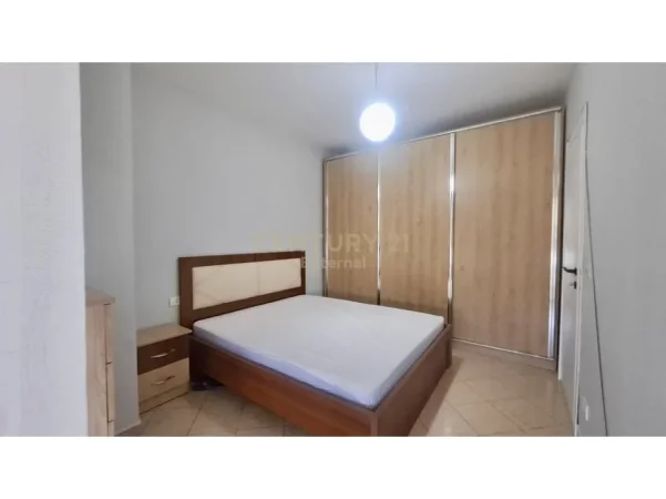 Tirane, jepet me qera apartament 1+1 Kati 3, 52 m² 450 € (Xhamllik)