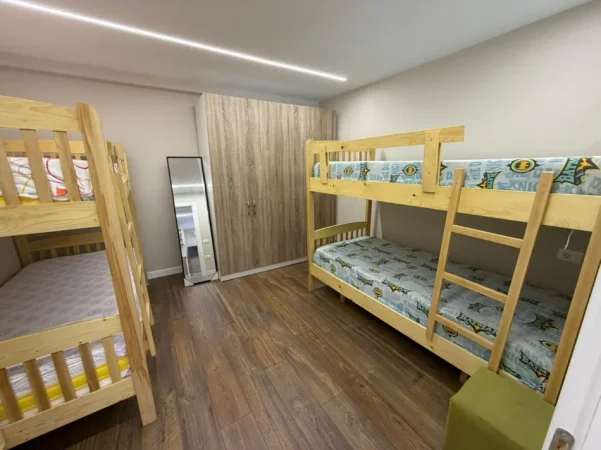 Tirane, jepet me qera apartament 1+1 Kati 1, (sauk)