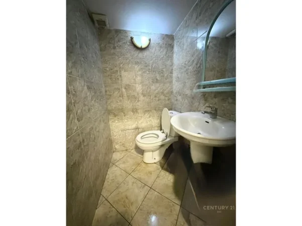 Tirane, jepet me qera ambjent biznesi Kati 0, 116 m² 1.200 € (rrugq Muhamed Gjollesha)