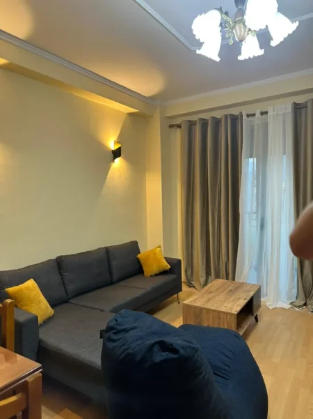 Tirane, jepet me qera apartament 1+1+Aneks+Ballkon Kati 3, 600 € (ish stacioni i trenit)