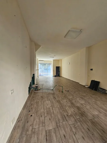 Tirane, shitet ambjent biznesi Kati 0, 50 m² 187.000 € (pallati me shigjeta)