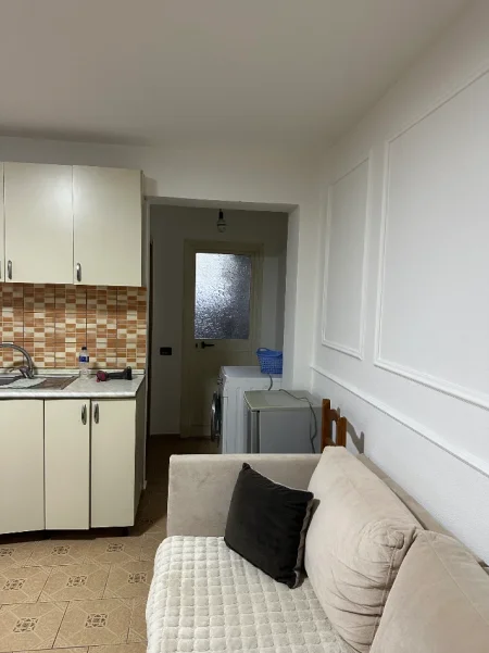 Tirane, jepet me qera apartament 1+1 Kati 1, 55 m² 300 € (poligrafiku , kryegjyshata)