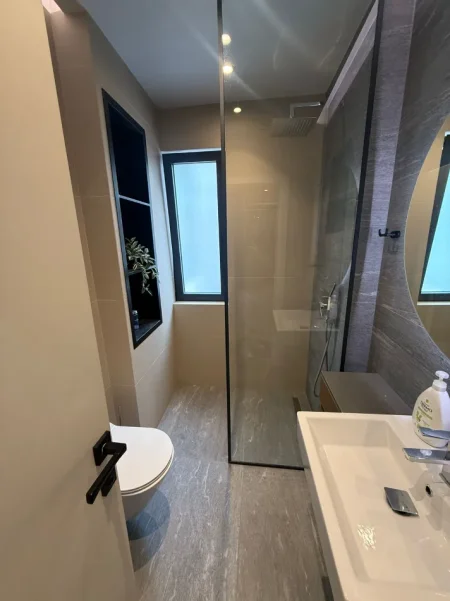 Tirane, jepet me qera apartament 2+1 Kati 3, 93 m² 1.300 € (Liqeni i Thate)