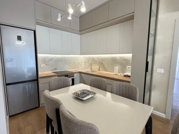 Tirane, jepet me qera apartament 2+1+Ballkon Kati 6, 104 m² 600 € (yzberisht)