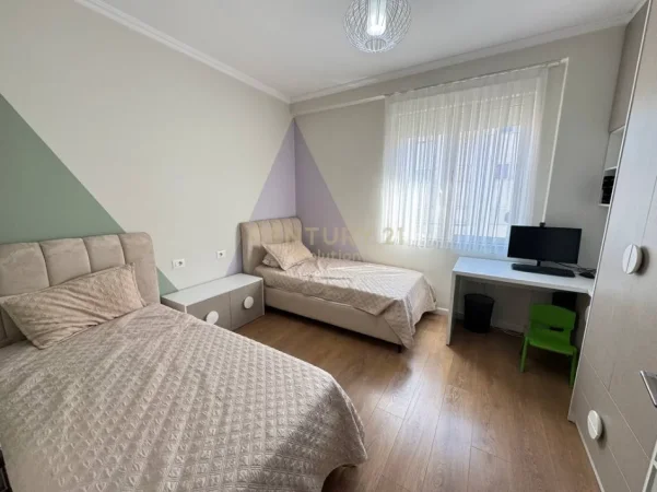 Tirane, jepet me qera apartament 2+1+Ballkon Kati 6, 104 m² 600 € (yzberisht)