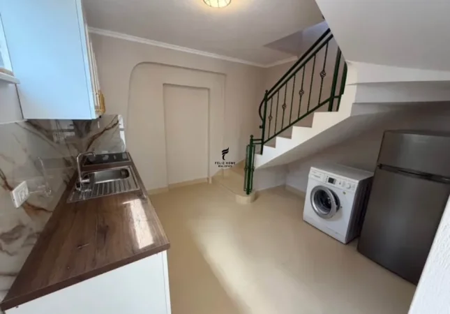 Tirane, jepet me qera Vile 1+1 , 80 m² 420 € (PAZARI I RI)