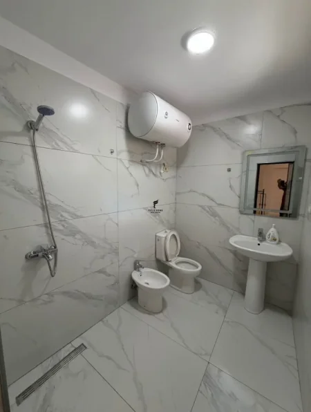 Tirane, jepet me qera Vile 1+1 , 80 m² 420 € (PAZARI I RI)