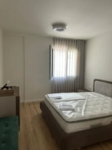 Tirane, jepet me qera apartament 2+1+Aneks+Ballkon Kati 4, 530 € (yzberisht)