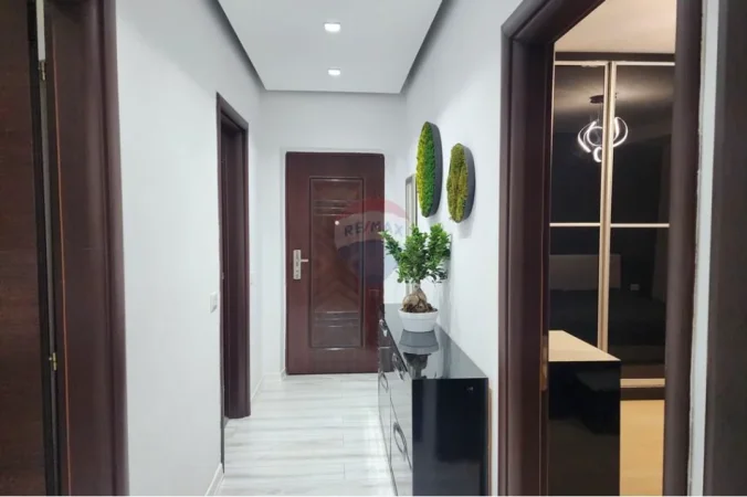 Tirane, jepet me qera apartament 2+1 , 650 € 
