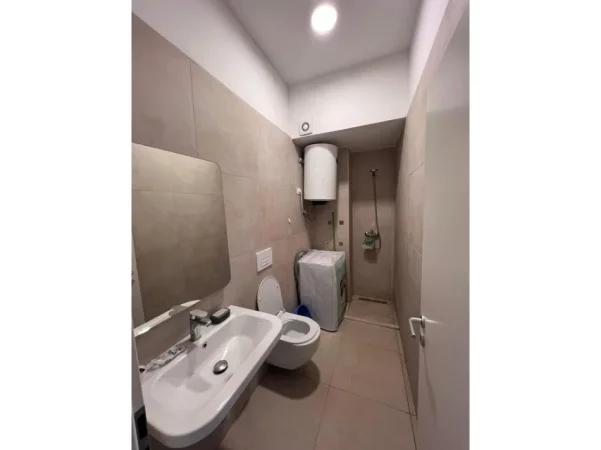 Tirane, jepet me qera garsonier 1+1 Kati 1, 28 m² 400 € (Mangalem)