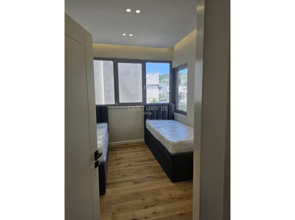 Tirane, jepet me qera apartament 2+1 Kati 3, 131 m² 1.900 € (sauk i vjeter prane liqeni i thate)