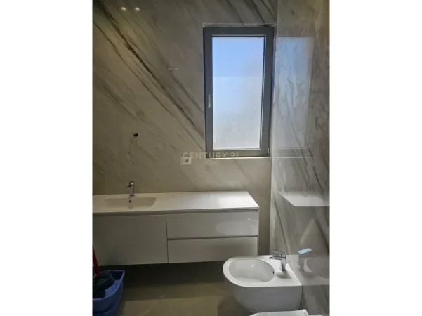 Tirane, jepet me qera apartament 2+1 Kati 3, 131 m² 1.900 € (sauk i vjeter prane liqeni i thate)