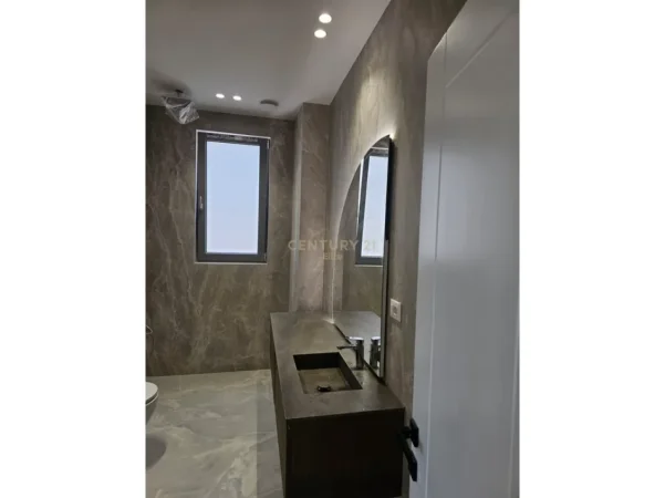 Tirane, jepet me qera apartament 2+1 Kati 3, 131 m² 1.900 € (sauk i vjeter prane liqeni i thate)