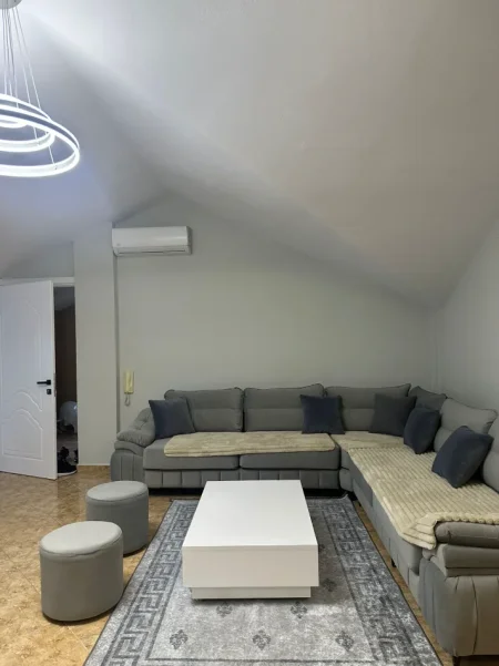 Tirane, jepet me qera apartament 2+1+Aneks+Ballkon Kati 4, 650 € (ish parku i autobusave , globe)