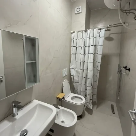 Tirane, jepet me qera apartament 1+1+Ballkon , 55 m² 400 € (Ali Demi)