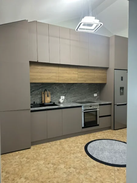 Tirane, jepet me qera apartament 2+1+Aneks+Ballkon Kati 4, 650 € (pallati me shigjeta , kompleksi delijorgji)