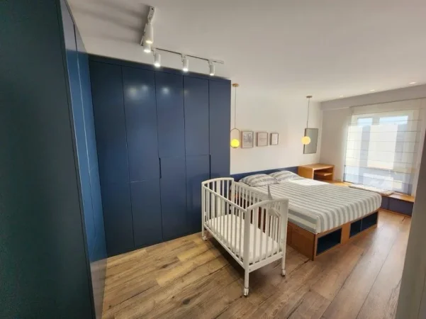Tirane, jepet me qera apartament 2+1+Ballkon , 800 € (21 Dhjetori, Kompleksi Magnet)