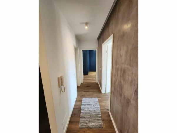 Tirane, jepet me qera apartament 2+1+Ballkon , 800 € (21 Dhjetori, Kompleksi Magnet)
