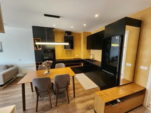 Tirane, jepet me qera apartament 2+1+Ballkon , 800 € (21 Dhjetori, Kompleksi Magnet)