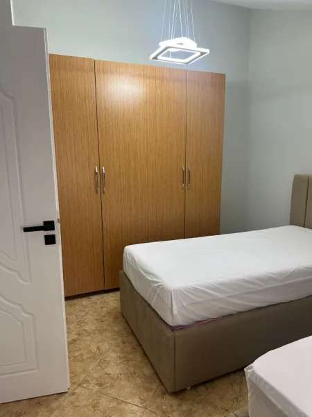 Tirane, jepet me qera apartament 2+1+Aneks+Ballkon Kati 4, 650 € (pallati me shigjeta , kompleksi delijorgji)