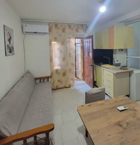 Tirane, jepet me qera apartament 1+1 Kati 1, 39 m² 280 € (Xhamllik)