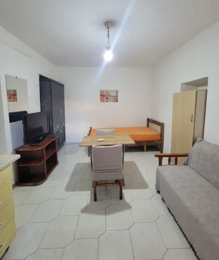 Tirane, jepet me qera apartament 1+1 Kati 1, 39 m² 280 € (Xhamllik)