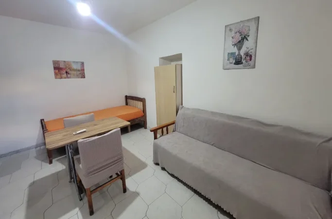 Tirane, jepet me qera apartament 1+1 Kati 1, 39 m² 280 € (Xhamllik)