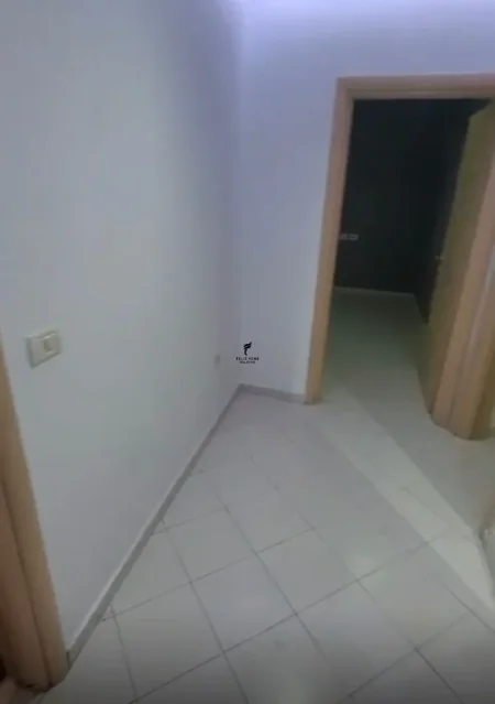 Tirane, jepet me qera zyre Kati 1, 80 m² 500 € (21 DHJETORI)