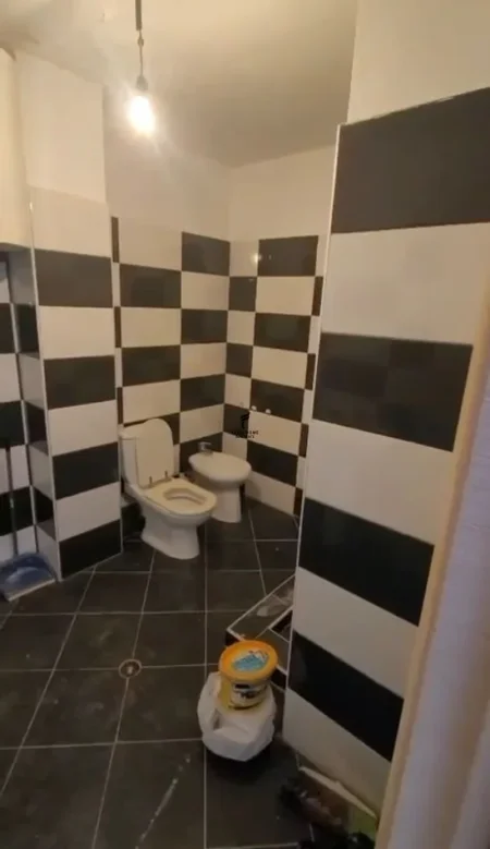 Tirane, jepet me qera zyre Kati 1, 80 m² 500 € (21 DHJETORI)