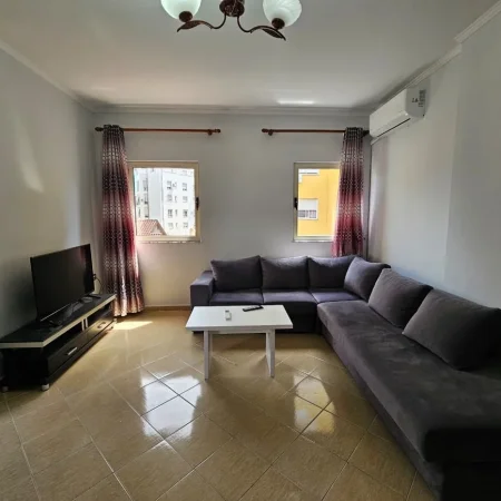 Tirane, jepet me qera apartament 1+1+Ballkon , 70 m² 550 € (Komuna e Parisit)