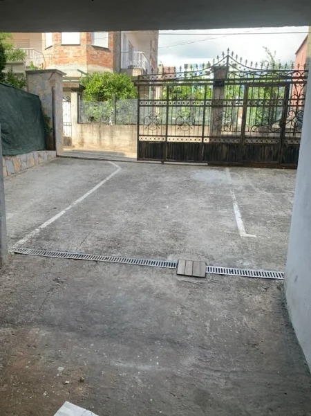 Tirane, jepet me qera magazine Kati 0, 130 m² 500 € (PORCELAN)