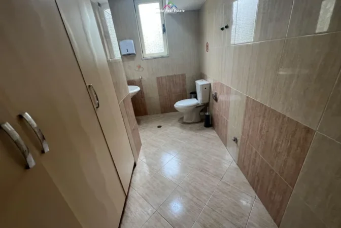 Tirane, jepet me qera ambjent biznesi Kati 2, 200 m² 3.500 € (Sheshi Willson)
