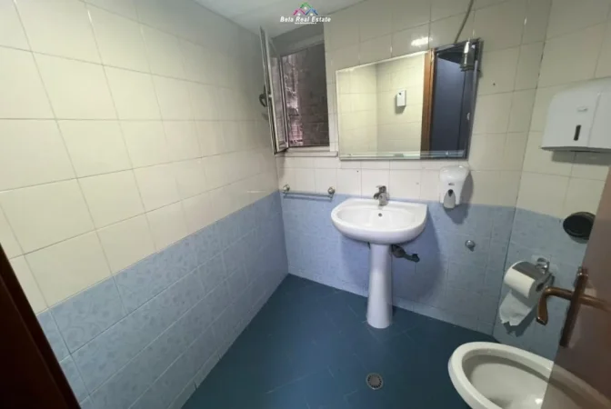 Tirane, jepet me qera ambjent biznesi Kati 2, 200 m² 3.500 € (Sheshi Willson)
