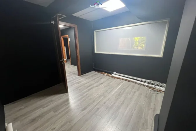 Tirane, jepet me qera ambjent biznesi Kati 2, 200 m² 3.500 € (Sheshi Willson)
