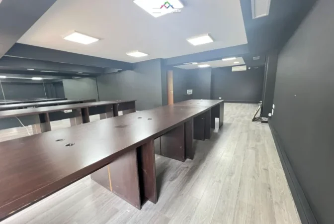 Tirane, jepet me qera ambjent biznesi Kati 2, 200 m² 3.500 € (Sheshi Willson)