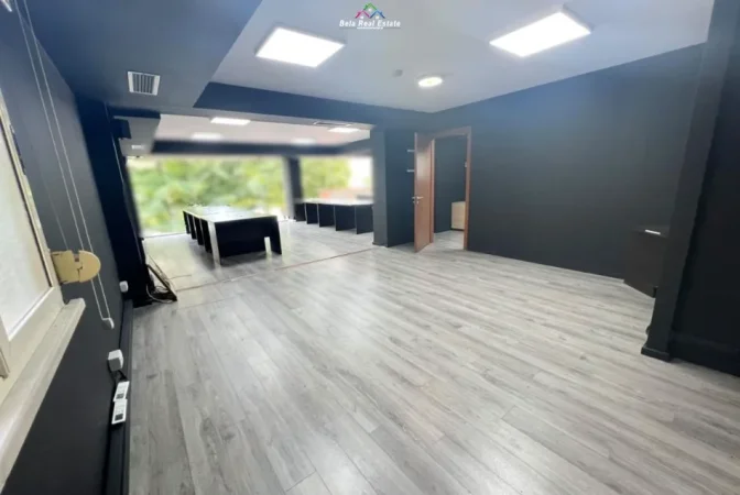 Tirane, jepet me qera ambjent biznesi Kati 2, 200 m² 3.500 € (Sheshi Willson)