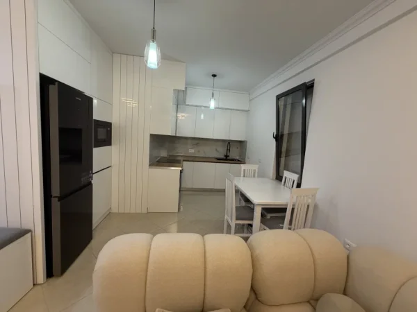 Tirane, jepet me qera apartament 1+1+Ballkon Kati 7, 74 m² 50 000All Rruga Pavaresia ngjittur me Casa Italian)
