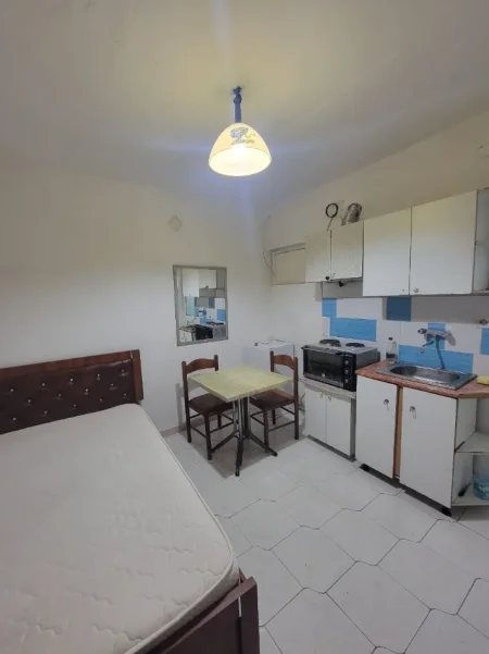 Tirane, jepet me qera apartament 1+1 Kati 1, 35 m² 250 € (Xhamllik)