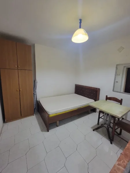 Tirane, jepet me qera apartament 1+1 Kati 1, 35 m² 250 € (Xhamllik)