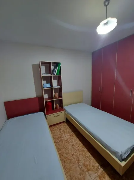 Tirane, jepet me qera apartament 2+1+Aneks+Ballkon Kati 4, 500 € (spitali qsut)
