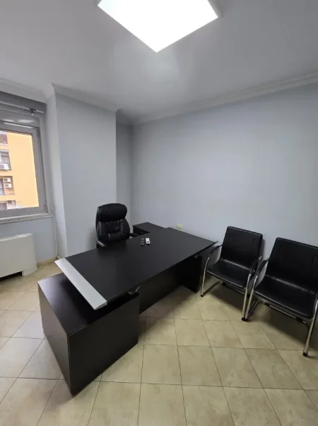 Tirane, jepet me qera zyre Kati 5, 136 m² 1.200 € (Libri Universitar)