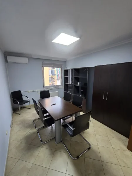 Tirane, jepet me qera zyre Kati 5, 136 m² 1.200 € (Libri Universitar)