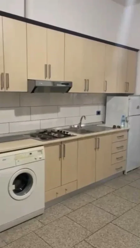 Tirane, jepet me qera apartament 1+1 Kati 1, 50 m² 250 € (Kodër-Kamza)