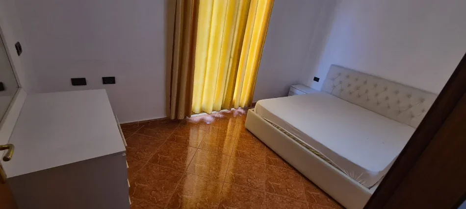 Tirane, jepet me qera apartament 2+1 Kati 2, 80 m² 500 € (vila gold)