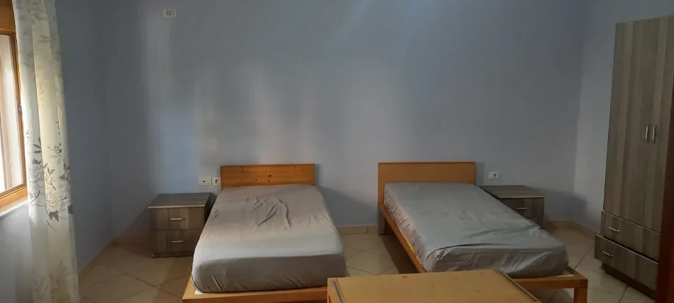 Tirane, jepet me qera apartament 2+1+Ballkon Kati 2, 80 m² 400 € (VILAT GJERMANE)