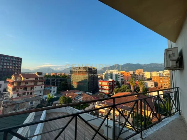 Tirane, jepet me qera apartament 2+1 , 100 m² 650 € (rruga e barrikadave)