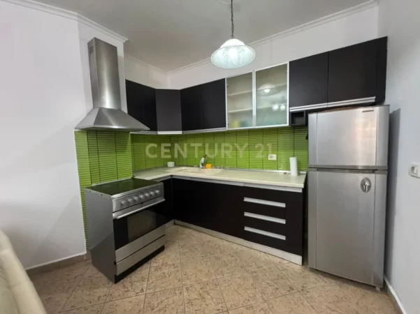 Tirane, jepet me qera apartament 2+1 , 100 m² 650 € (rruga e barrikadave)