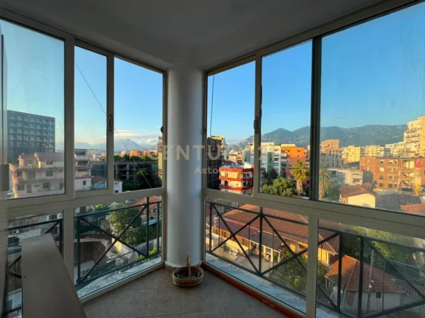 Tirane, jepet me qera apartament 2+1 , 100 m² 650 € (rruga e barrikadave)
