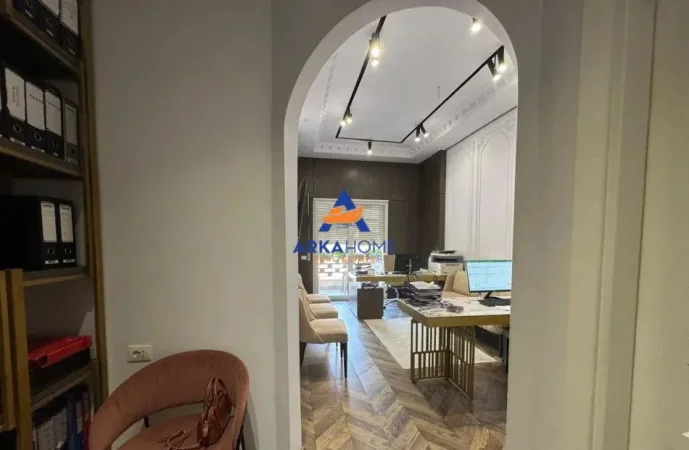 Tirane, jepet me qera ambjent biznesi Kati 7, 55 m² 650 € 
